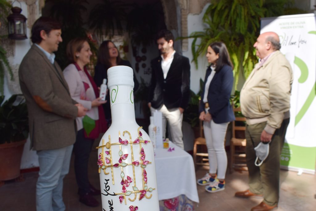 Las firmas Oil Love You y Alejandro Carrero fusionan el aceite de oliva virgen extra y la joyería de Córdoba