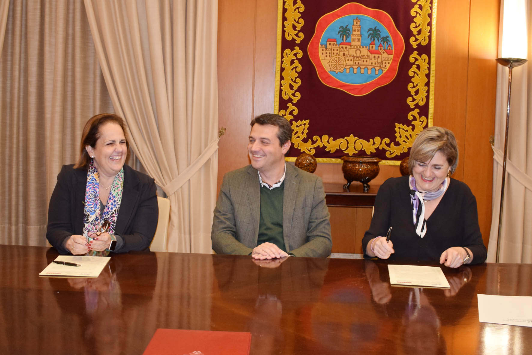 El Ayuntamiento firma dos convenios con la Universidad Loyola y CCOO para generar nuevas oportunidades para el empleo