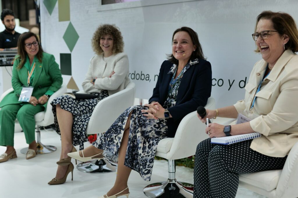 Directivas del sector de Defensa destacan en Feindef el avance del papel de la mujer en el sector logístico