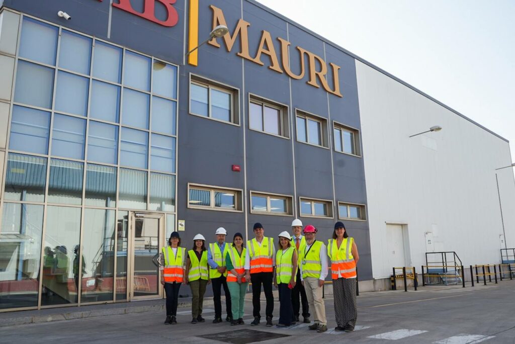 El alcalde y la presidenta del IMDEEC visitan AB Mauri, en Villarrubia, líder en la industria de levaduras