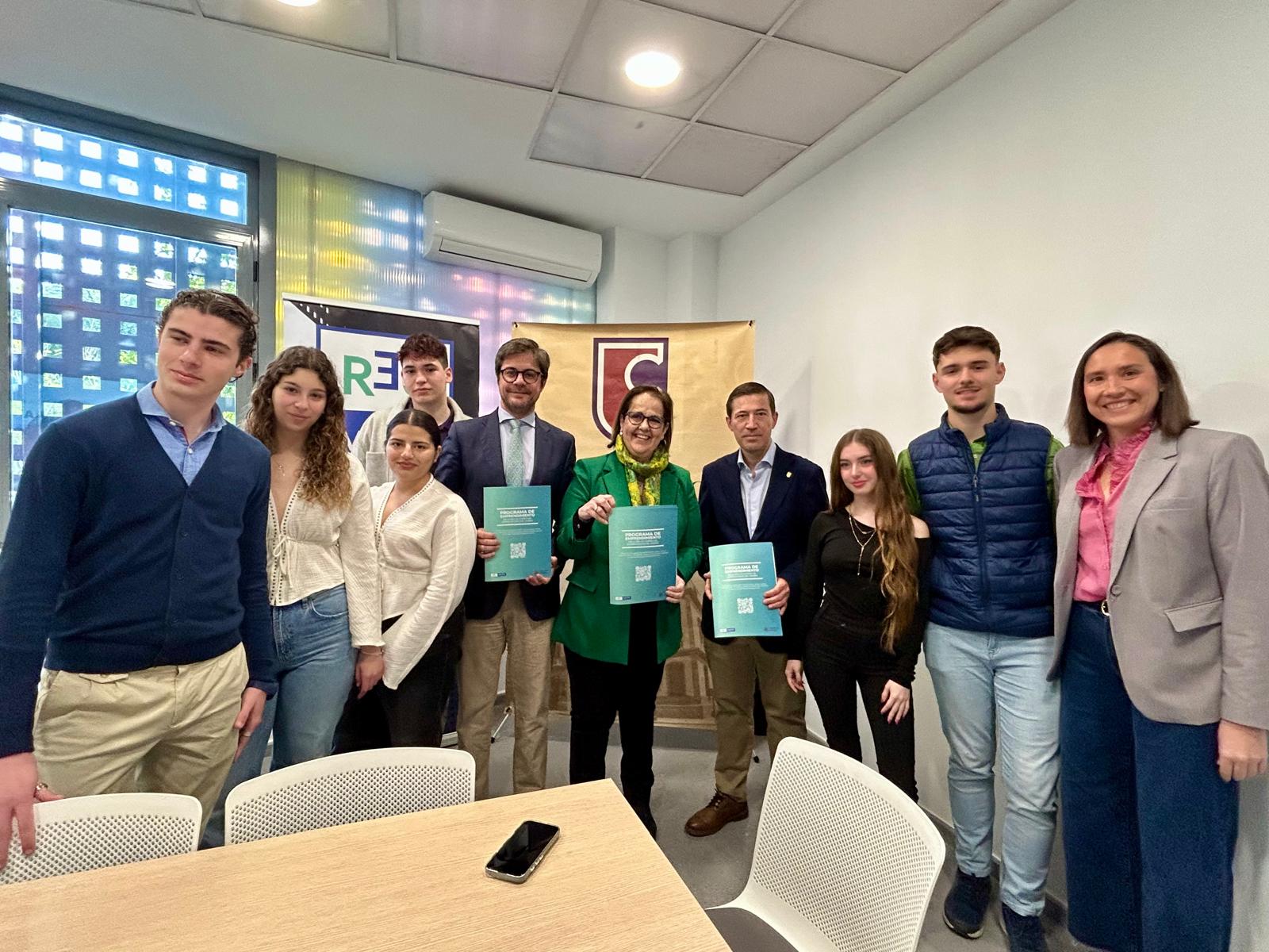 Un convenio entre el IMDEEC y el IES Luis de Góngora permite al alumnado de FP completar su formación en un entorno profesional real Un convenio entre el IMDEEC y el IES Luis de Góngora permite al alumnado de FP completar su formación en un entorno profesional real