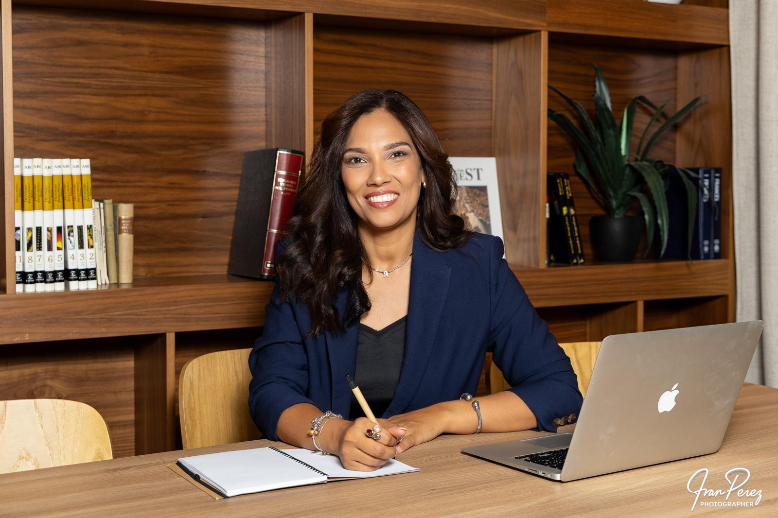 Rose Chávez trabajando junto a su portátil